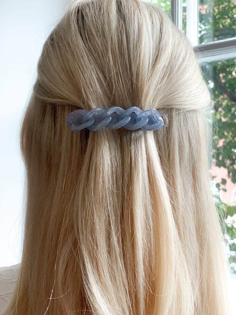 blått hårspänne